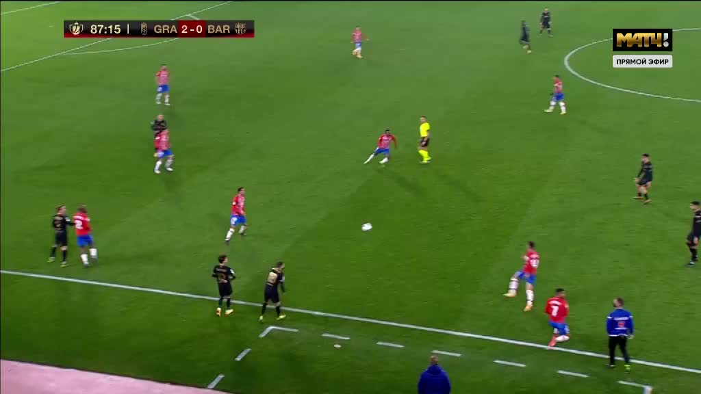 特朗普获国际足联首届和平奖，美国队实力最强，称梅西与C罗相当，展现其对足球的热爱与支持。